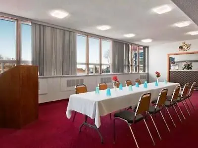 Travelodge By Wyndham Winnipeg Airport Hotel