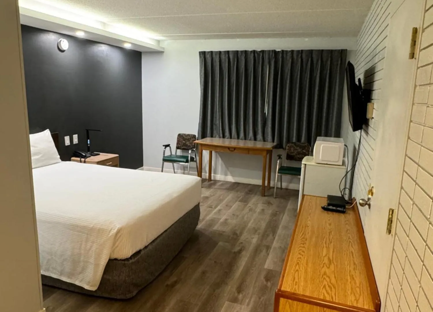 Travelodge By Wyndham Winnipeg Airport Hotel